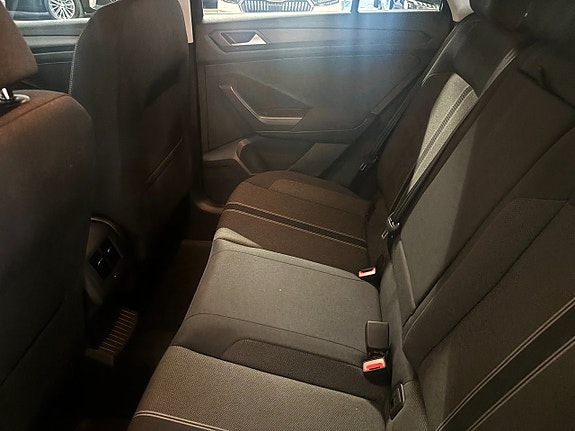 Volkswagen T-Roc 10 of 21