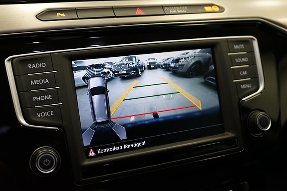 Volkswagen Passat 10 of 18