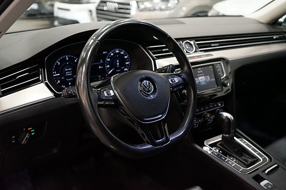 Volkswagen Passat 12 of 18