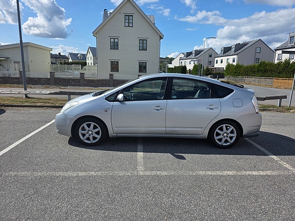 Toyota Prius 2 of 6