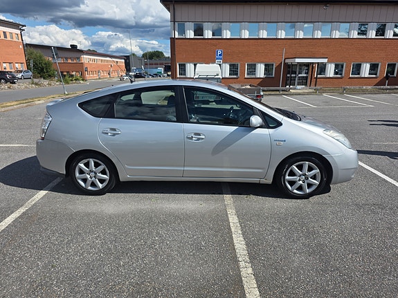 Toyota Prius 3 of 6