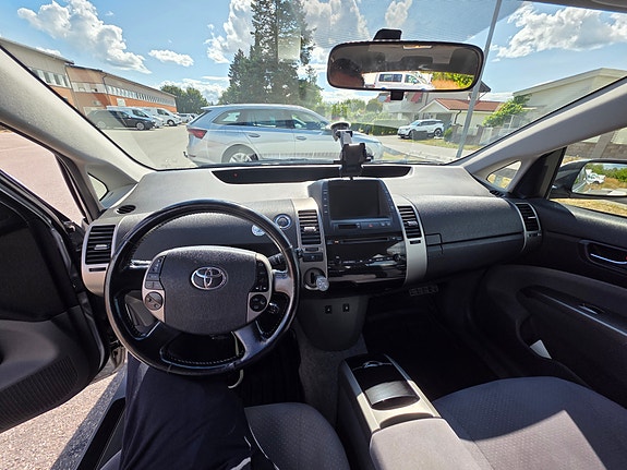 Toyota Prius 4 of 6