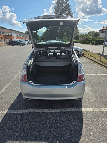 Toyota Prius 5 of 6