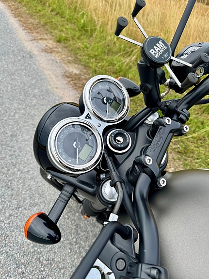 Triumph BONNEVILLE T100 BLACK 4 of 8