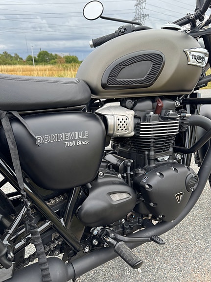 Triumph BONNEVILLE T100 BLACK 7 of 8