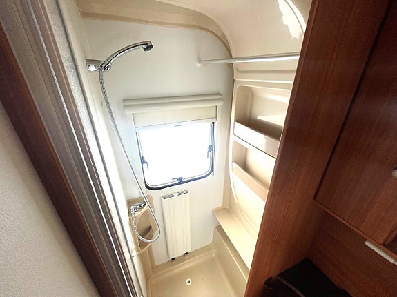 Adria 542 UT, Enkelsängar, Toa bak, Alde, Boxmarkis, 1500 kg 7 of 13