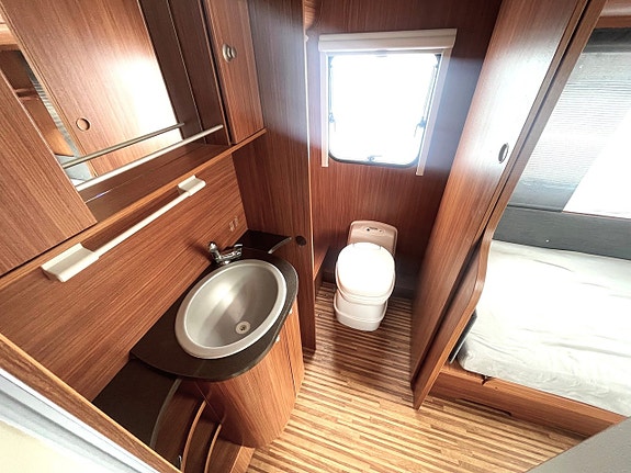 Adria 542 UT, Enkelsängar, Toa bak, Alde, Boxmarkis, 1500 kg 8 of 13