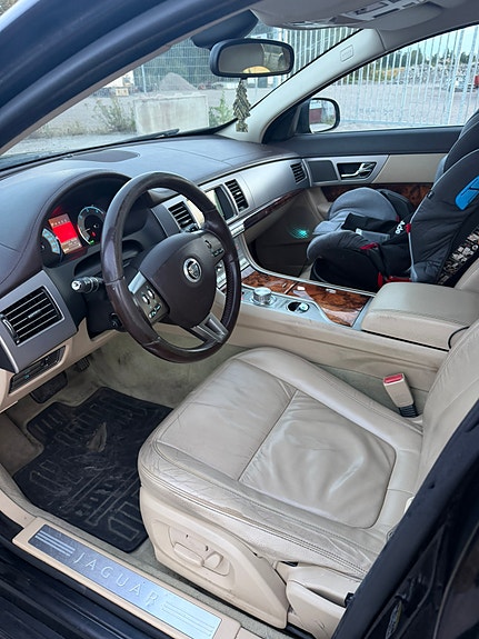 Jaguar XF 7 of 8