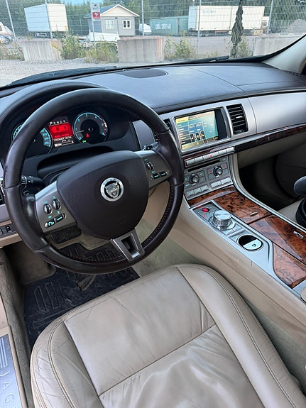 Jaguar XF 5 of 8