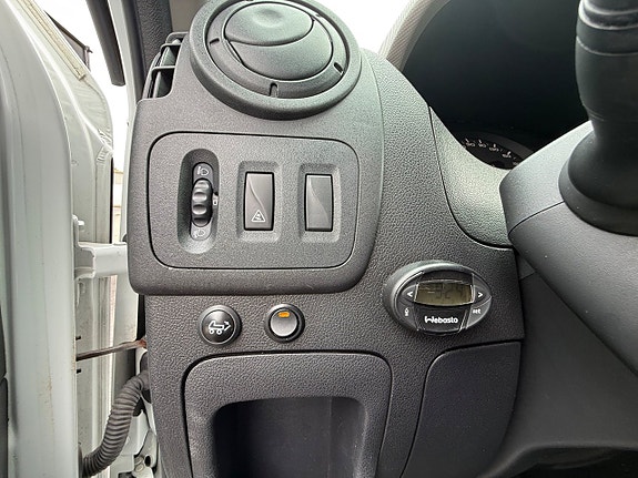 Nissan NV400 11 of 16