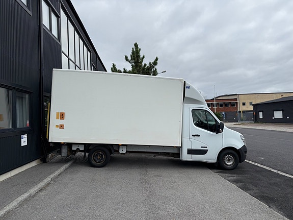 Nissan NV400 2 of 16