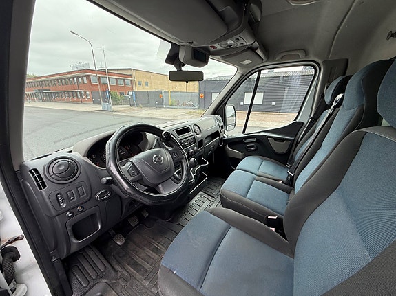 Nissan NV400 8 of 16