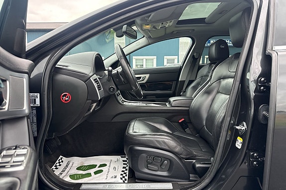 Jaguar XF 12 of 22