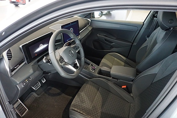 Volkswagen T-Roc 3 of 4