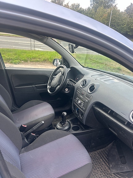 Ford Fusion 4 of 6