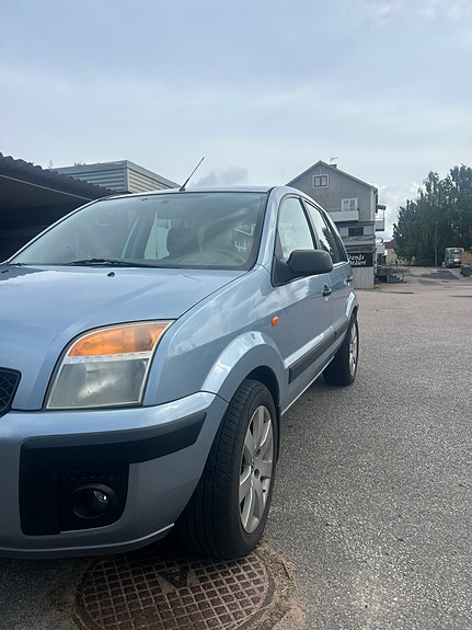 Ford Fusion 2 of 6