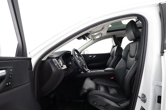 Volvo XC60 10 of 28