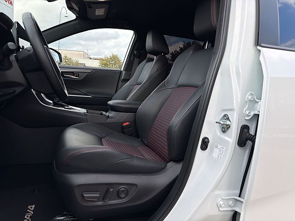 Toyota RAV4 Plug-in Hybrid 19 of 27