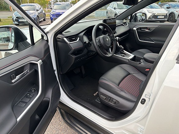 Toyota RAV4 Plug-in Hybrid 18 of 27