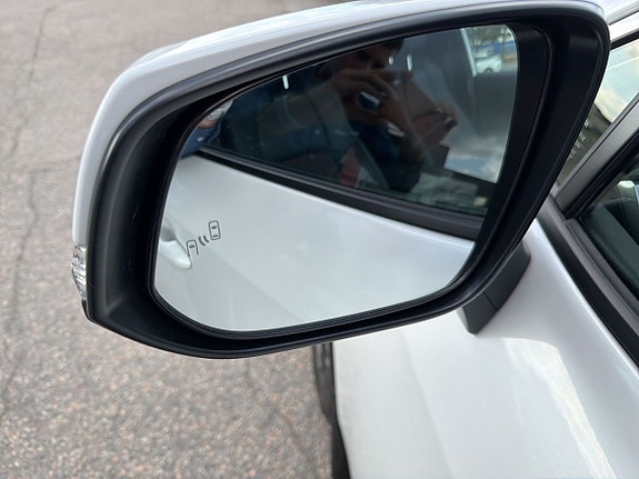 Toyota RAV4 Plug-in Hybrid 17 of 27