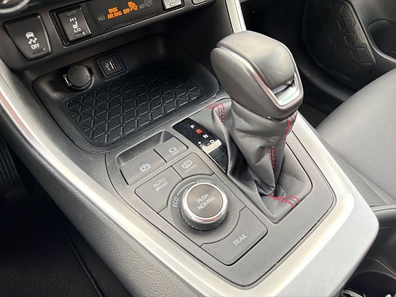 Toyota RAV4 Plug-in Hybrid 25 of 27
