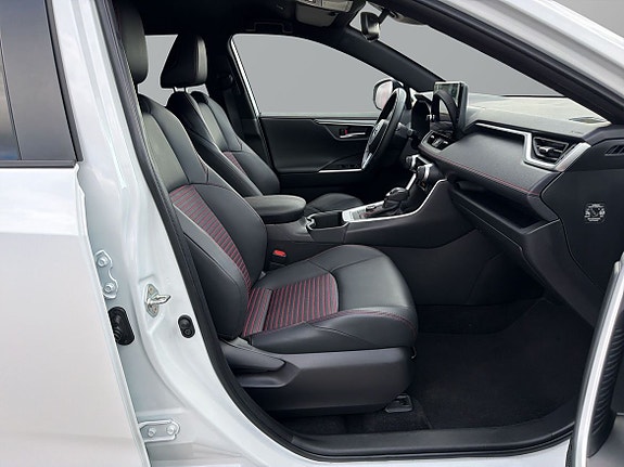 Toyota RAV4 Plug-in Hybrid 8 of 27