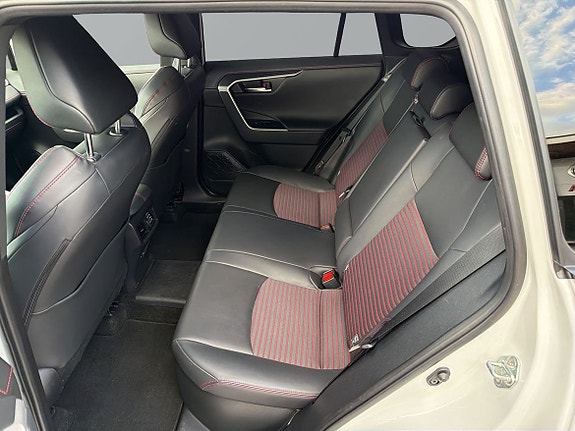 Toyota RAV4 Plug-in Hybrid 9 of 27