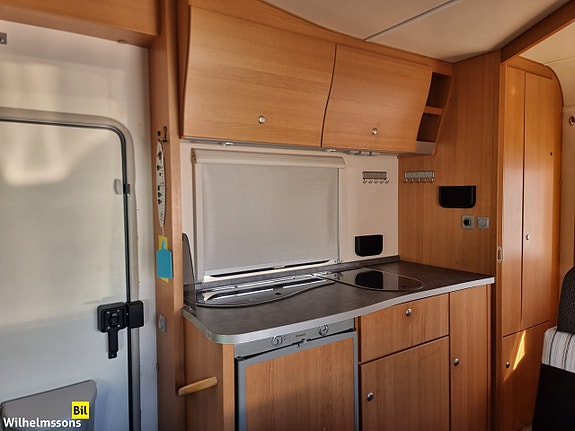 Knaus SPORT 500 ALKOV 4 BÄLTADE PLATSER 7 800 MIL SOLCELL PORTABEL AC 15 of 19