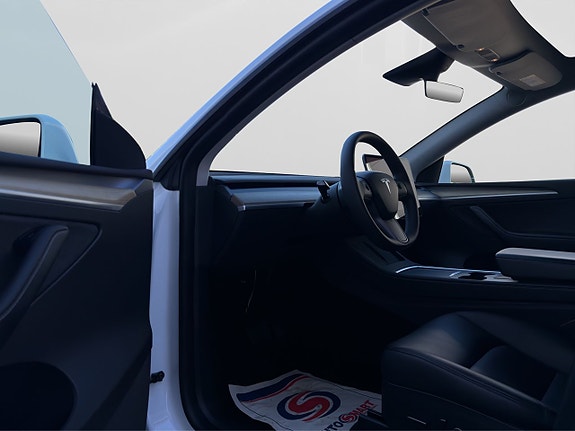 Tesla Model Y 8 of 30