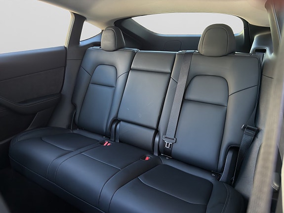 Tesla Model Y 23 of 30
