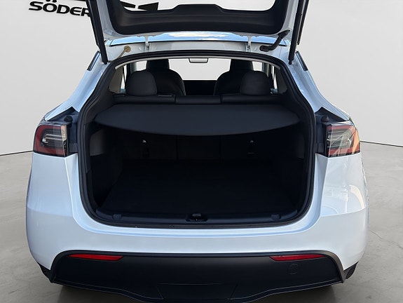 Tesla Model Y 27 of 30