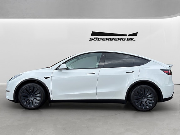 Tesla Model Y 7 of 30