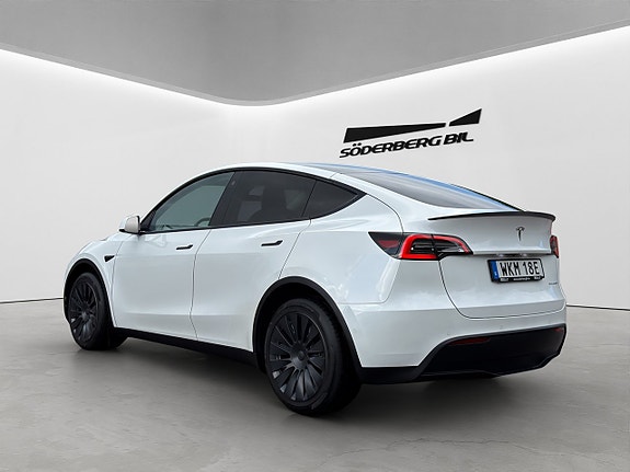 Tesla Model Y 24 of 30