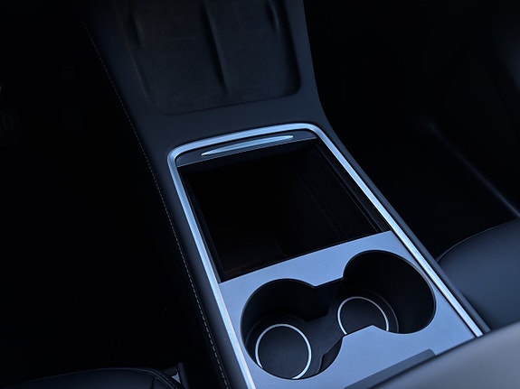 Tesla Model Y 16 of 30
