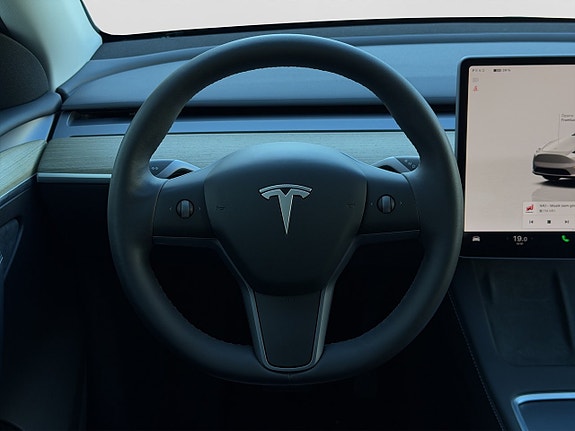 Tesla Model Y 14 of 30