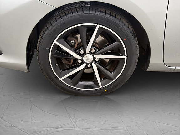 Toyota Auris 26 of 29