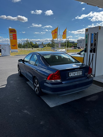 Volvo S60 2 of 5