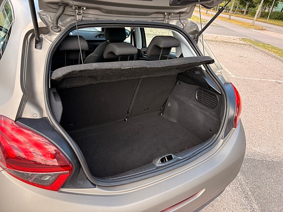 Peugeot 208 8 of 10
