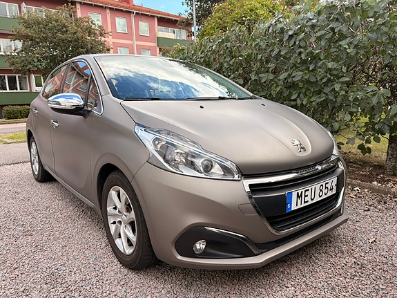 Peugeot 208 2 of 10