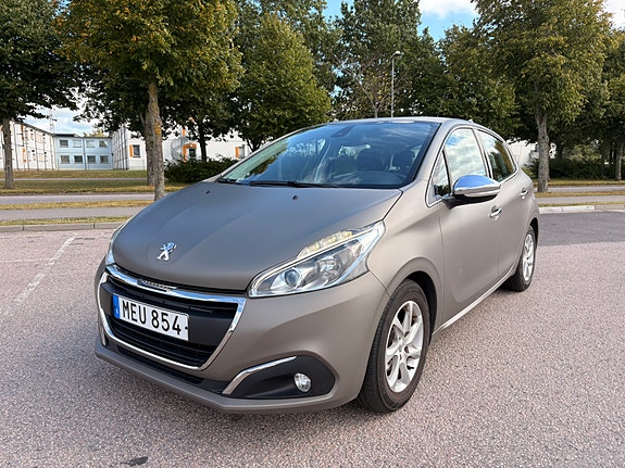 Peugeot 208 3 of 10