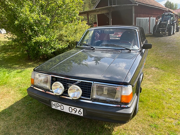 Volvo 240 2 of 4