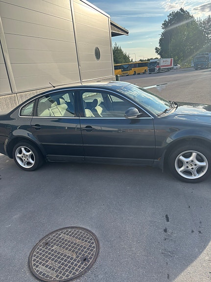Volkswagen Passat 3 of 8