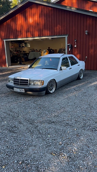 Mercedes-Benz 190 E 2 of 4