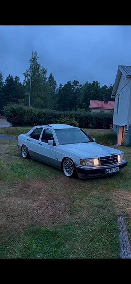 Mercedes-Benz 190 E 3 of 4
