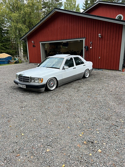 Mercedes-Benz 190 E 4 of 4