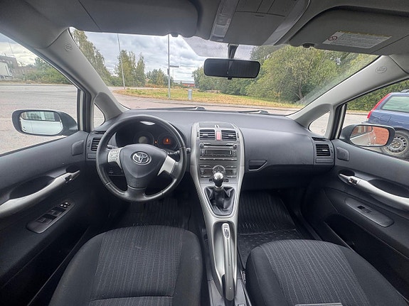 Toyota Auris 10 of 14