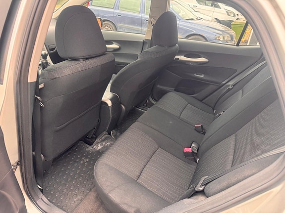 Toyota Auris 12 of 14
