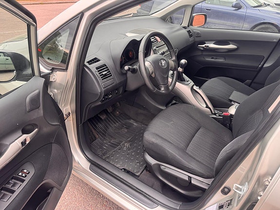 Toyota Auris 9 of 14