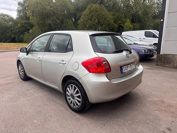 Toyota Auris 8 of 14