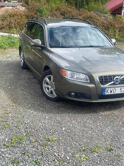 Volvo V70 2 of 5